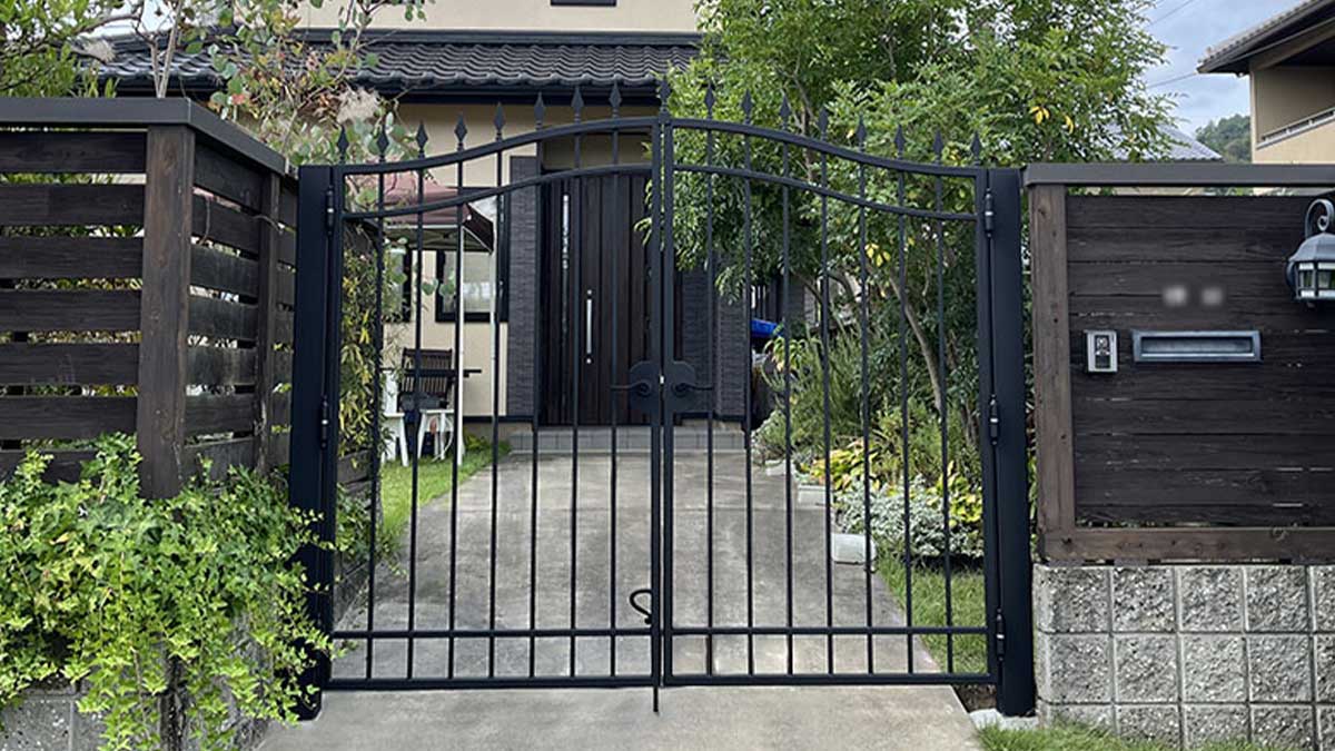 住宅玄関に設置されたロートアイアン門扉|防犯性とデザイン性を両立