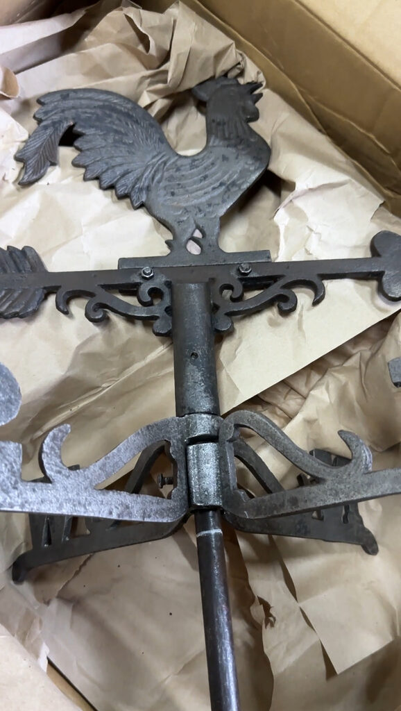 鋳物製の風見鶏