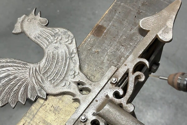 鋳物製の風見鶏サビ取作業