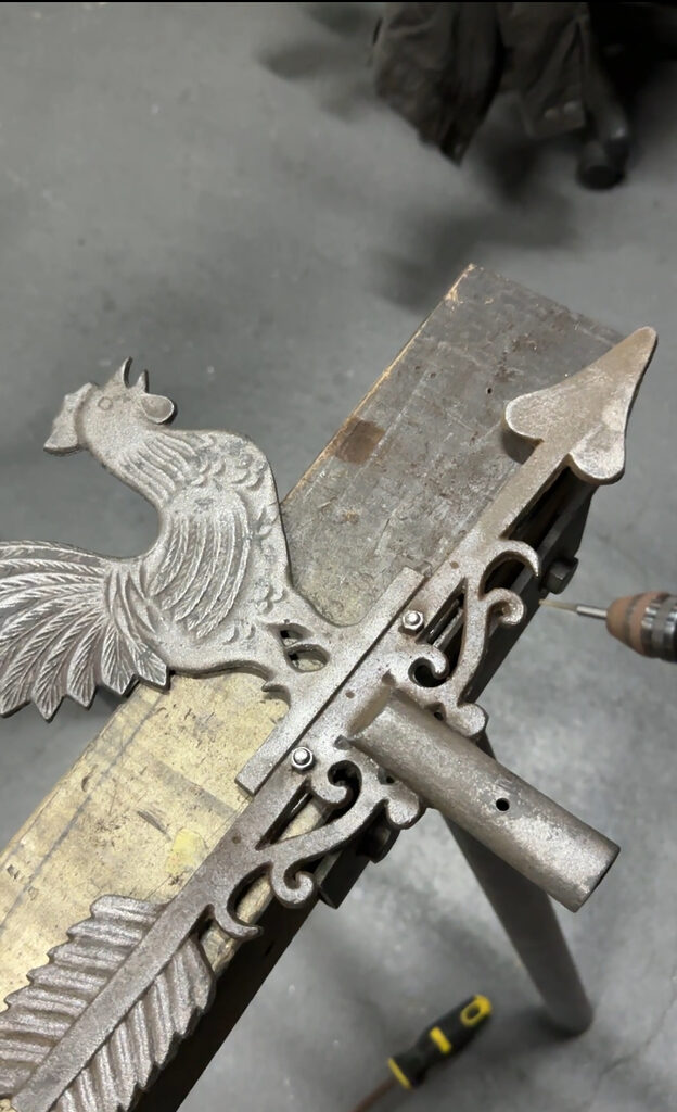 鋳物製の風見鶏サビ取作業