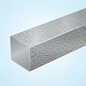 最新のハンマートーン（槌目）加工されたアルミ材と従来の鉄材を比較し、本物の鉄に匹敵するアルミテクスチャの進化を強調した接写ベクターイラスト。