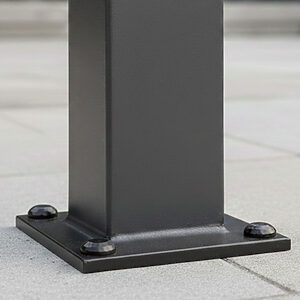 支柱の台座（ベースプレート）固定ビスを隠すためのブラックリベット。ビス穴を美しくカバーし、足元の意匠性を高めるロートアイアンの施工例。