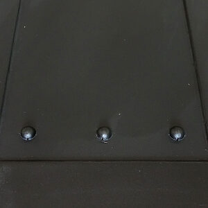 ロートアイアンの接合部を模した装飾用リベットのクローズアップ。マットブラックの塗装仕上げが、鉄板の質感を引き立てるデザインアクセント。