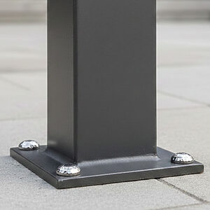 ハンドハンマー加工（叩き仕上げ）が施されたシルバーのリベット。台座のビス隠しとして機能し、オーダーメイドならではの職人技を感じさせるディテール。